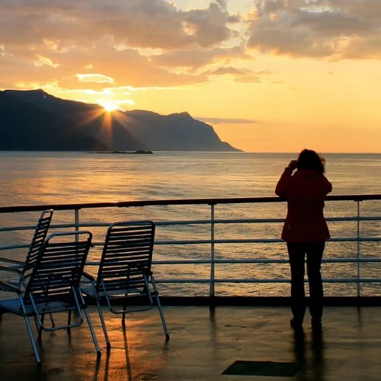 Hurtigruten-MS-Vesteralen-intro_o4bc6n